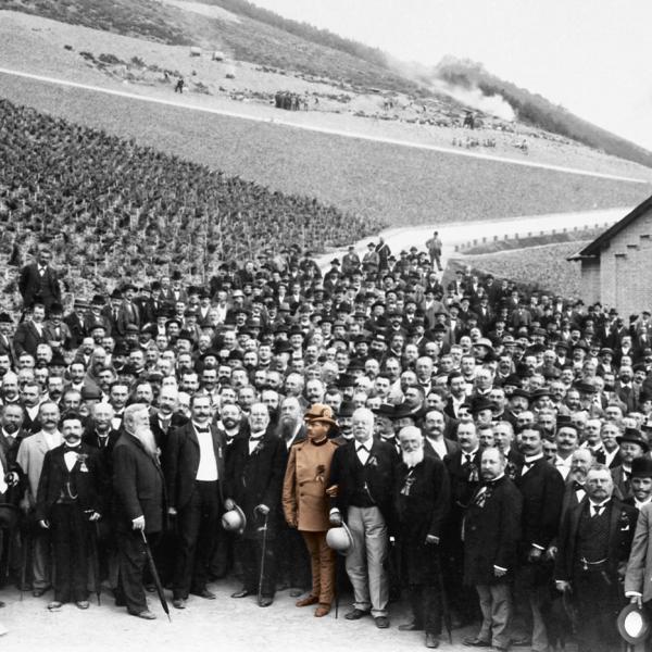 Die Bevölkerung aus der Umgebung besucht zum Erntefest die junge, festlich geschmückte Domäne. Von: Gutsdirektor Vinzenz Schmanck 